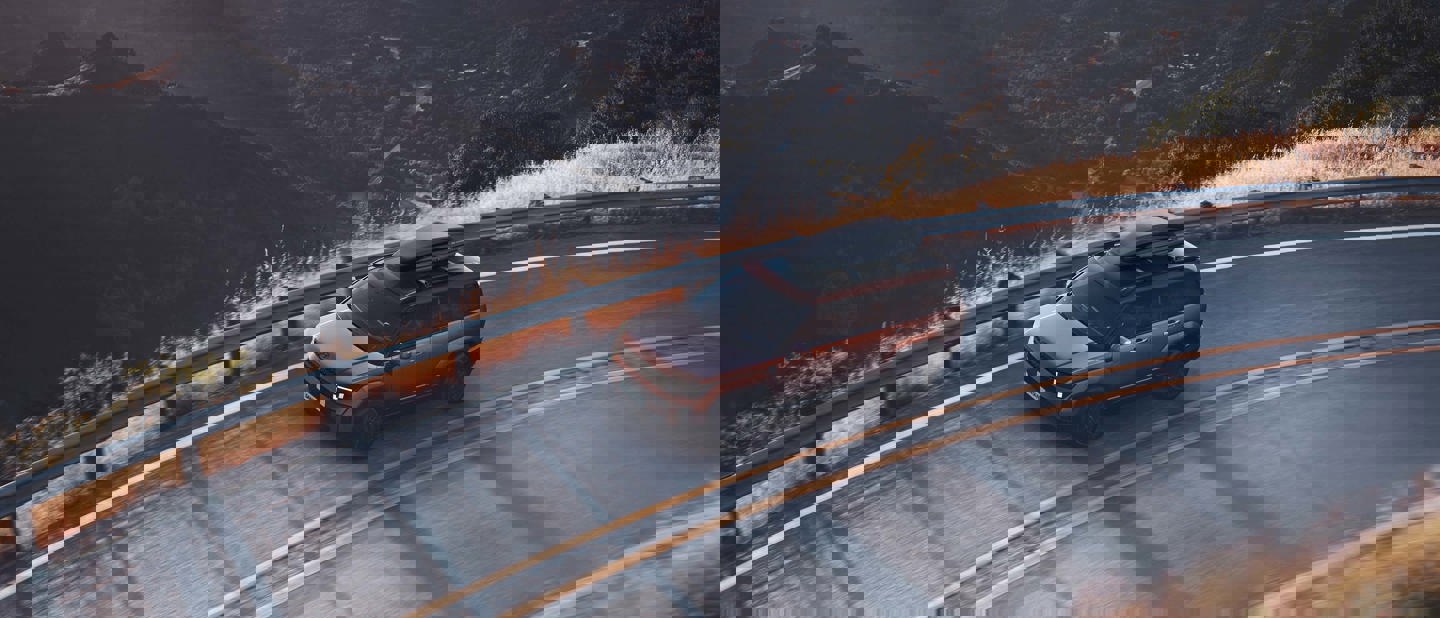 Hyundai SANTA FE der kører på en vej i bjergene