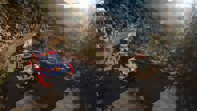 Hyundai motorsport n-model på vej op ad bjerg 