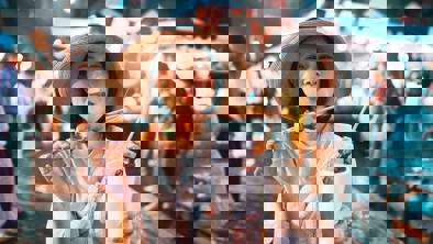 Kvinde spiser koreansk street food.