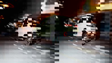 Hyundai INSTER i farven buttercream yellow pearl kører i byen 