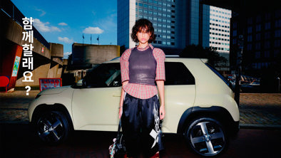 Person står ved siden af Hyundai INSTER i farven buttercream yellow pearl