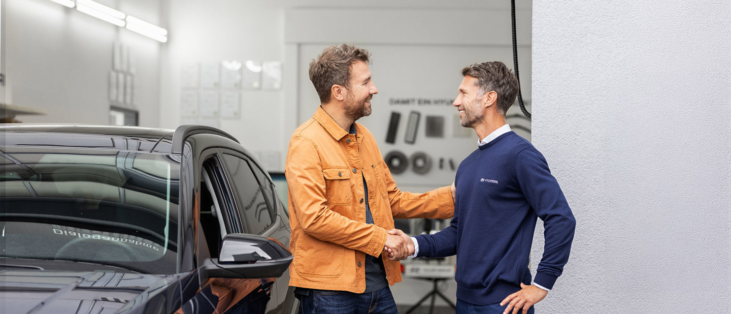 Hyundai-medarbejder og mand giver hånd