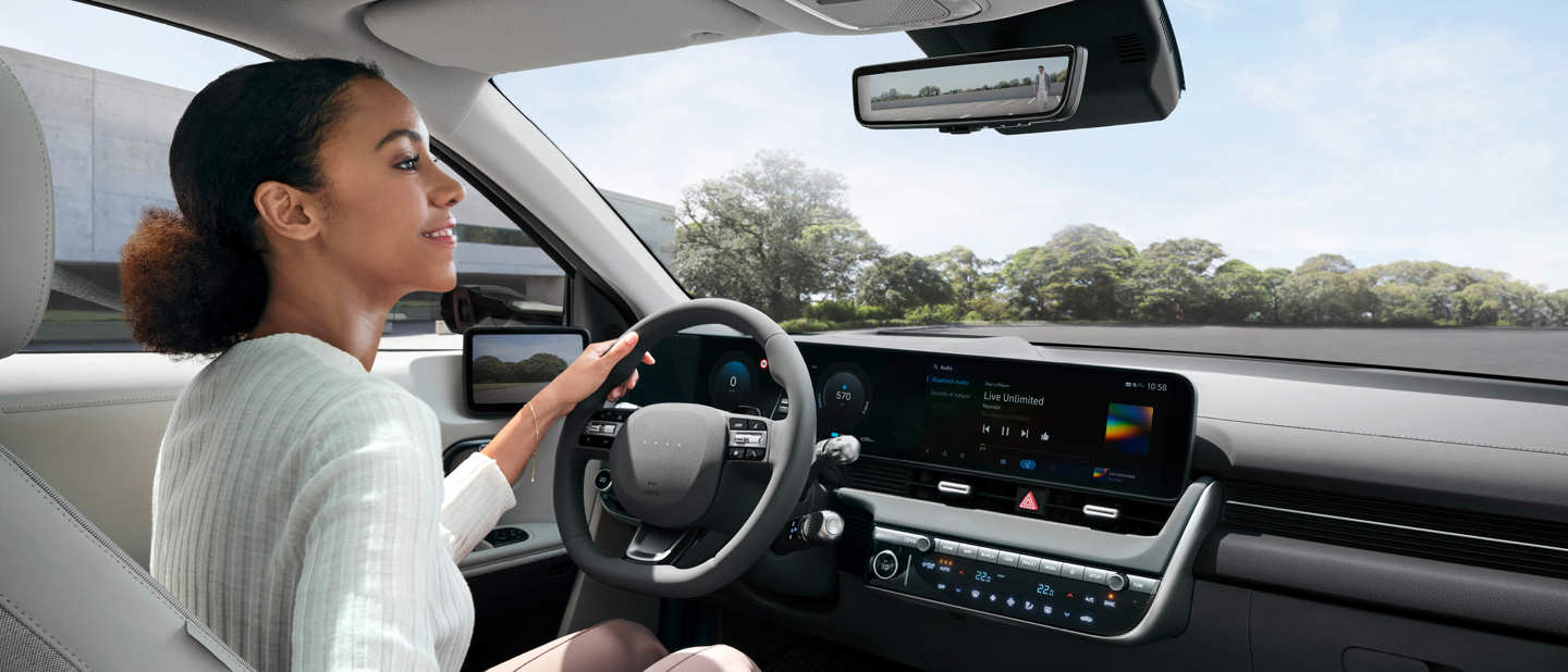 Kvinde kører i Hyundai IONIQ 5 med høj sikkerhed