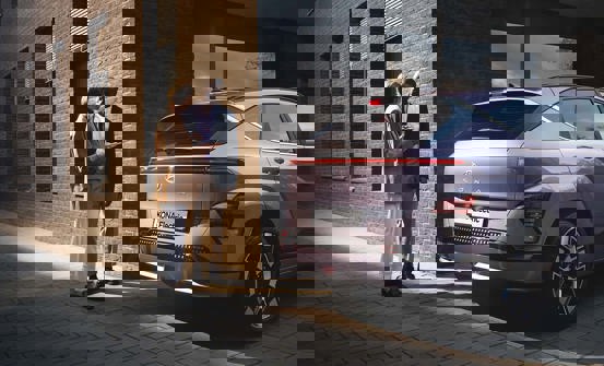 Parkér elbilen i skyggen