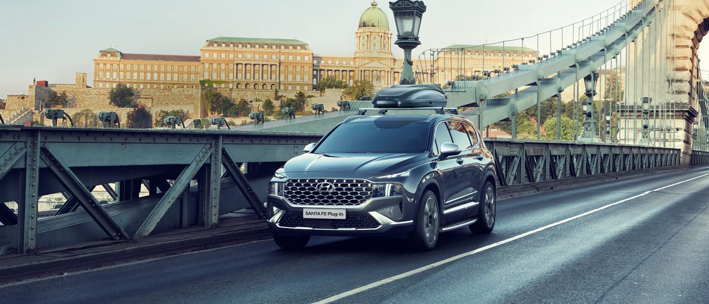 Hyundai SANTA FE Plug-in Hybrid med tagboks kørende over bro