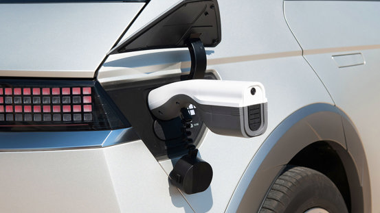 Vehicle-to-Load-adapter (V2L)