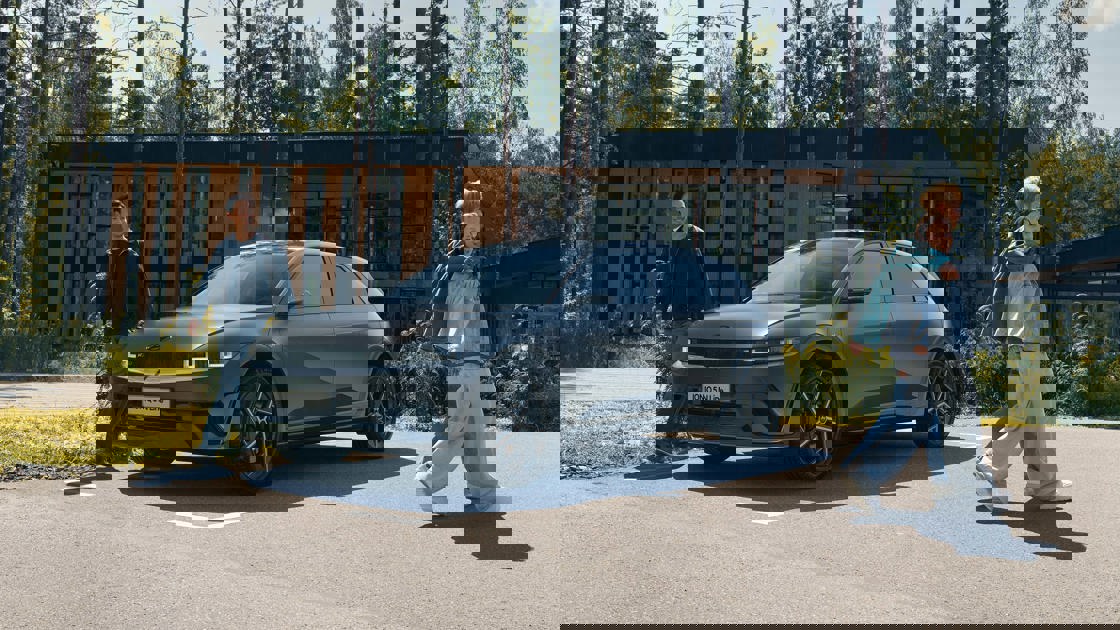 Tre personer går foran en IONIQ 5