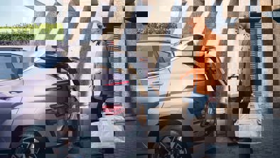 Elektrisk bagklap i KONA Electric åbner for mand med bagage