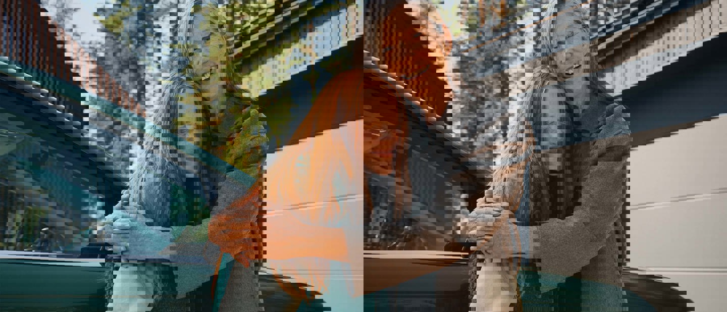 Dame krammer en pige