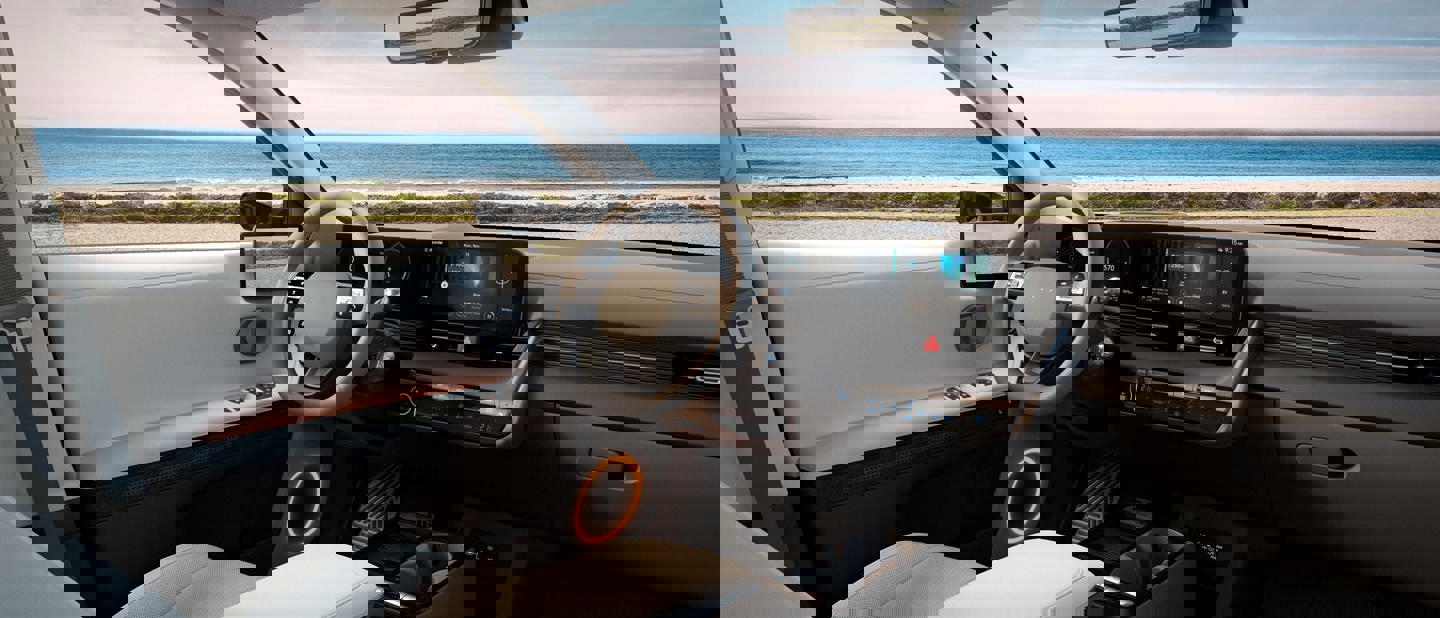 Hyundai med Bluelink set indefra med udsigt over strand