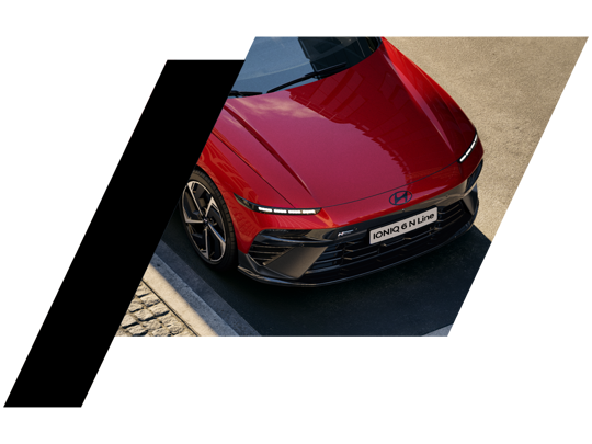 En rød Hyundai IONIQ 6 N Line parkeret på gaden, set ovenfra, med et geometrisk rammeoverlay.