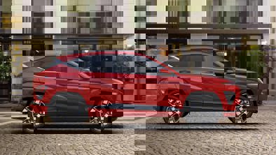 KONA Electric set fra siden i farven Engine Red