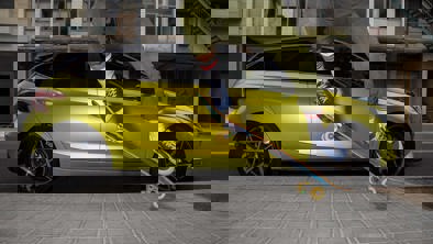 Person laver tricks på skateboard foran Hyundai i20