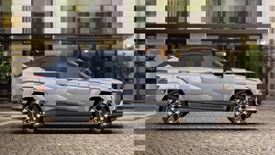 KONA Electric set fra siden i farven Shimmering Silver