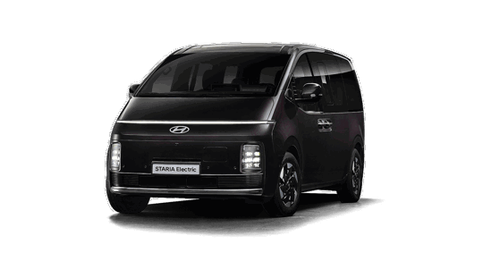 Frontbillede af en sort Hyundai Staria Electric minivan mod en almindelig sort baggrund.