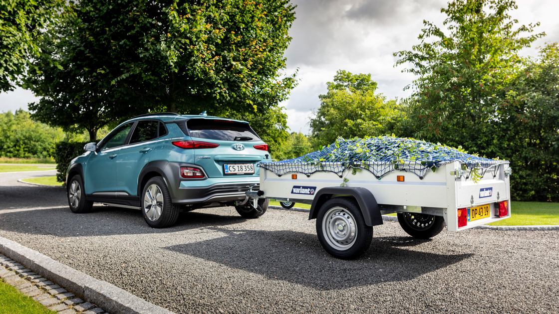 Hyundai KONA Electric med trailer på anhængertrækket