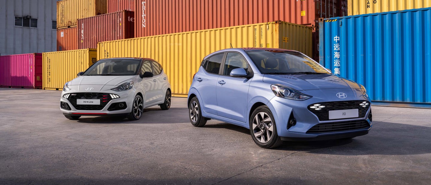 Hyundai i10 N Line og Hyundai i10 parkeret foran containere 