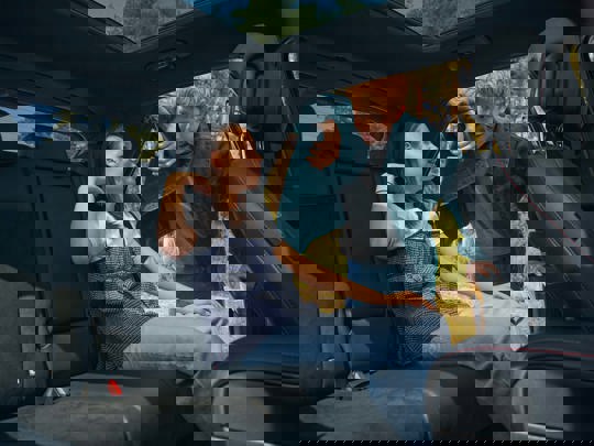 Pige sidder på bagsæder i IONIQ 9