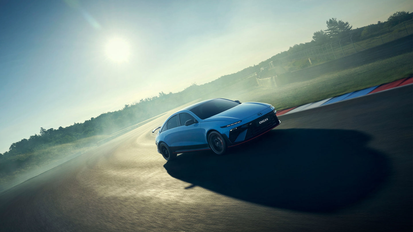 Den nye IONIQ 6 N der kører på en bane