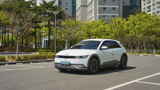 Hyundai IONIQ i hvid set fofra på en parkeringsplads