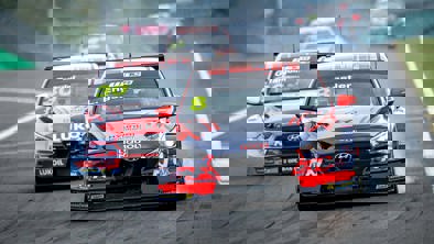 Hyundai motorsport n-modeller kører på stribe efter hinanden 
