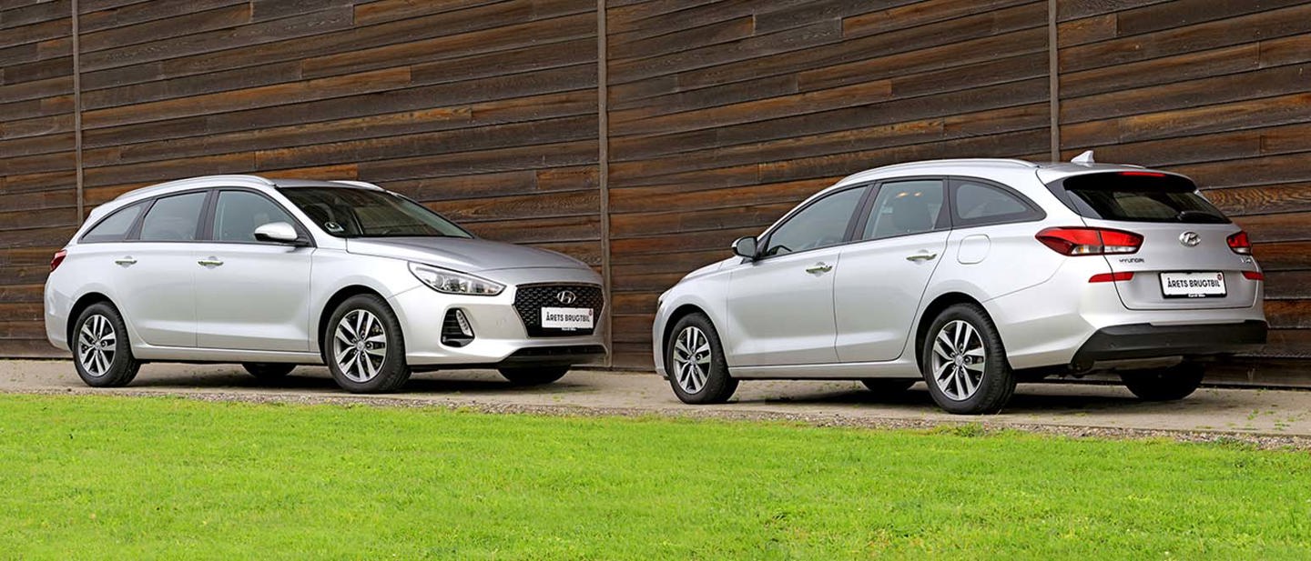 To Hyundai i30 Stationcar parkeret overfor hinanden 