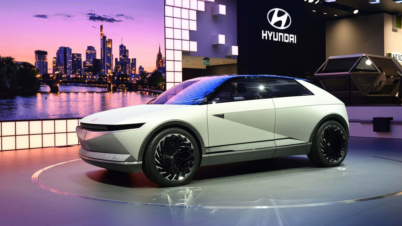 Hyundai Concept 45 set fra siden