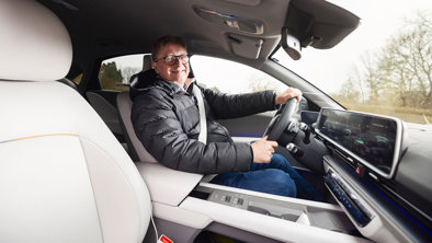 Carsten sidder i Hyundai IONIQ 6