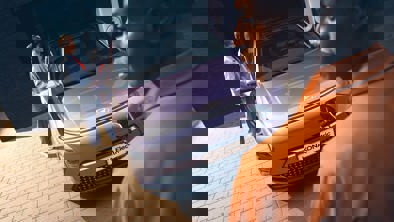 Kvinde stiger ind i KONA Electric