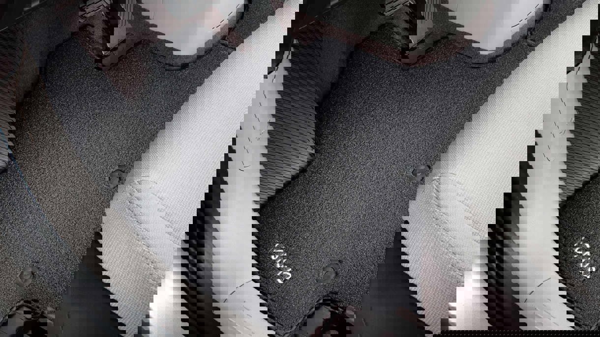 Et forvrænget, pixeleret sort-hvidt billede med zigzag-mønstre og diagonale linjer på tværs af overfladen.