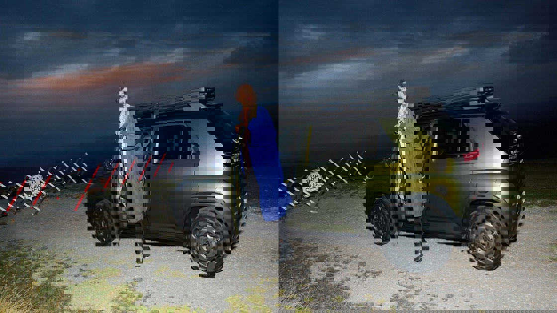Kvinde der står ved en Hyundai INSTER Cross