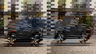 KONA Electric set fra siden i farven Abyss Black