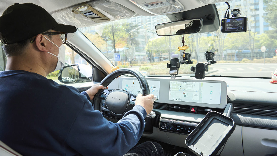 Mand kører i en elektrisk Hyundai