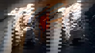 Mand fylder tasker i rummeligt bagagerum i KONA Electric