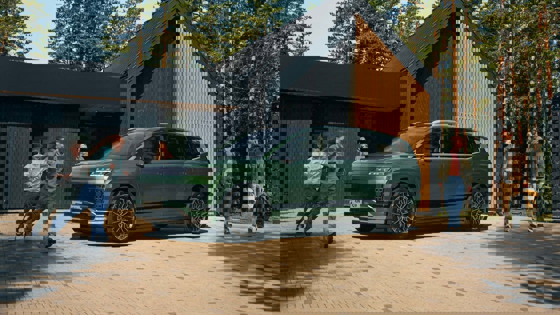 Familie går hen til deres IONIQ 9