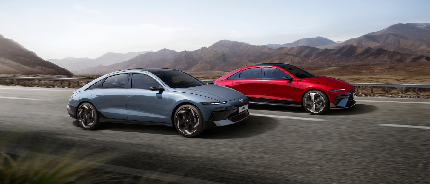 IONIQ 6 i grå og IONIQ 6 N-line der kører ved siden af hinanden på en vej