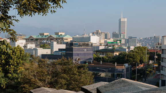 Skyline med huse og skyskrabere