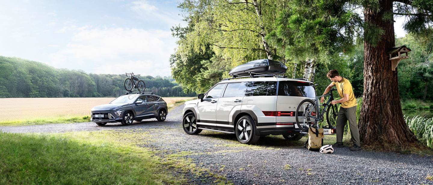 Mand monterer cykel på Hyundai SANTA FE Plug-in Hybrid