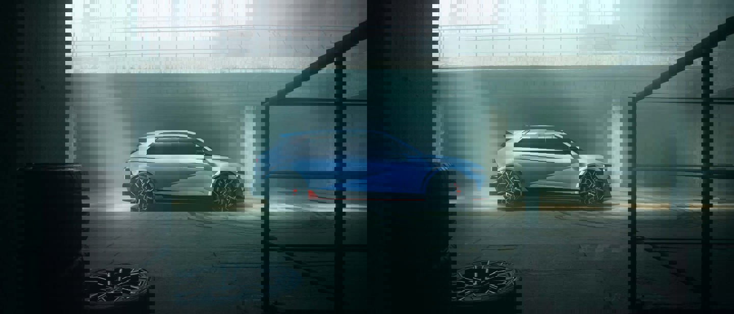 Hyundai IONIQ 5 N der holder i en lagerbygning