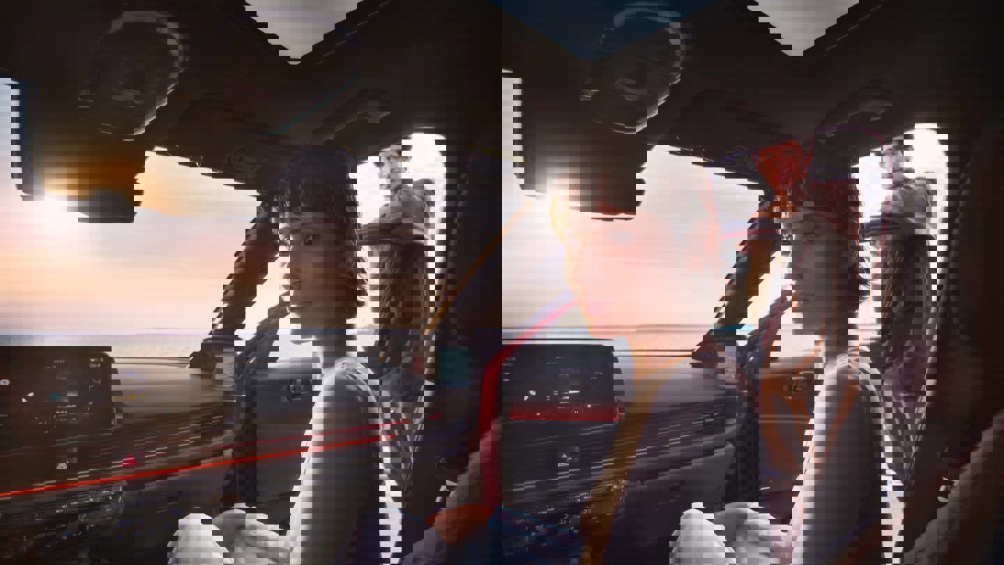 kvinde og mand i Hyundai IONIQ 6 interiør 