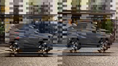 KONA Electric set fra siden i farven Ecotronic Gray