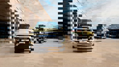 To Hyundai INSTER holder ved siden af hinanden 