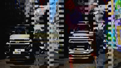 Person står ved Hyundai INSTER