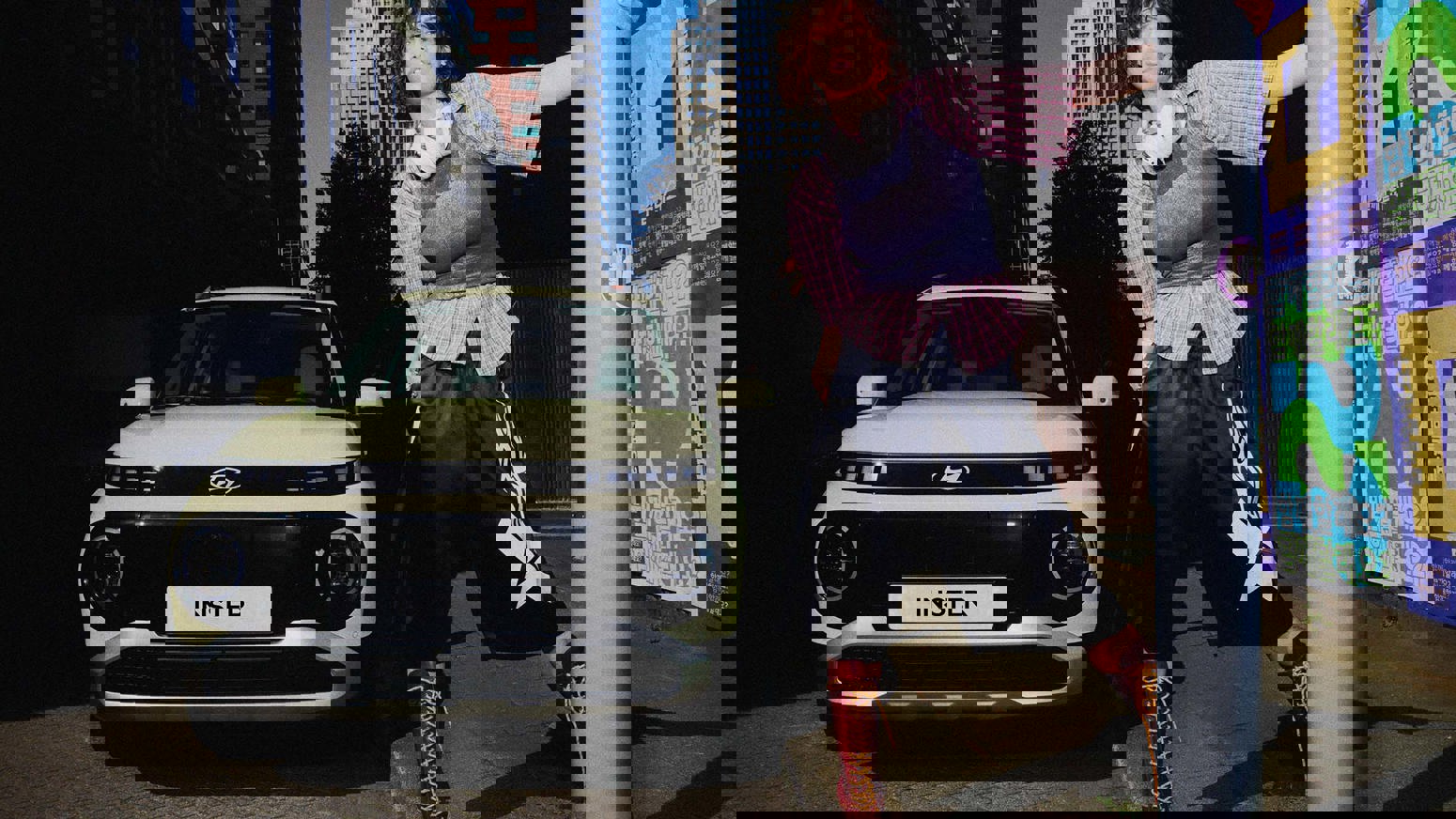 Person står ved Hyundai INSTER