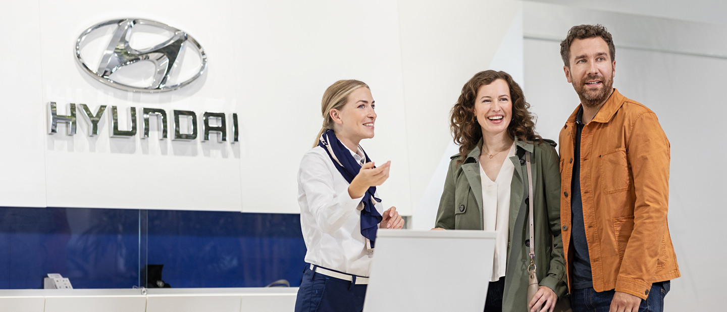 Hyundai-medarbejder taler med mand og kvinde