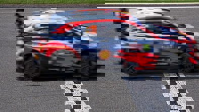 Hyundai motorsport N-model kører over målstreg på racerbane