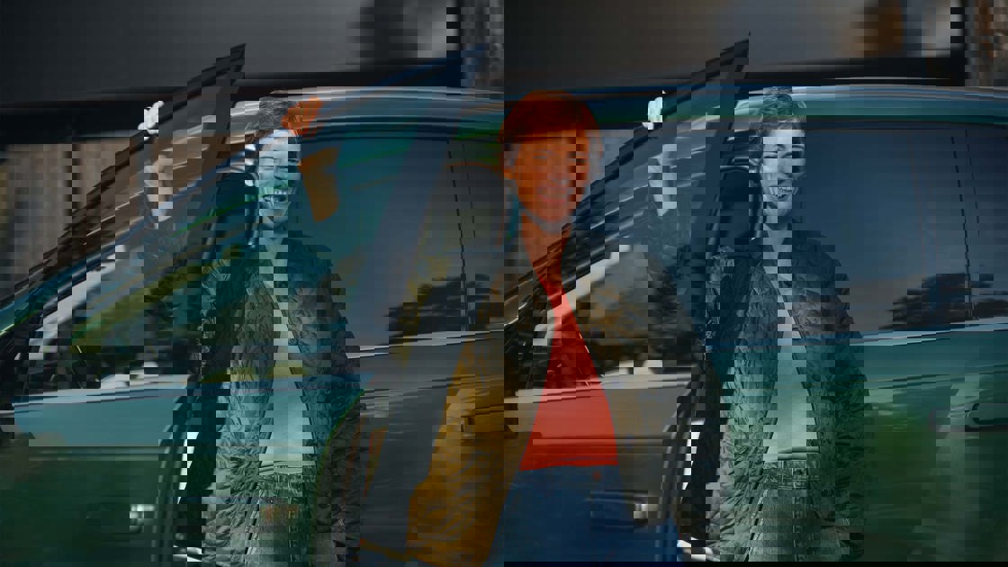 Kvinde holder frontdøren i IONIQ 9