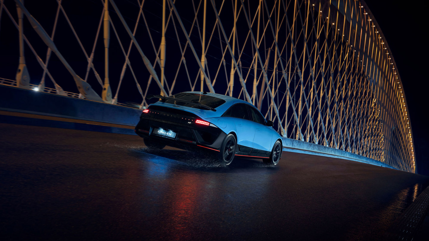 Hyundai IONIQ 6 N der kører på en bro
