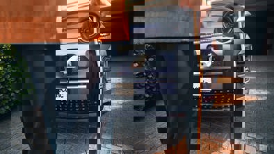 Mand oplader elektrisk skateboard med V2L i KONA Electric