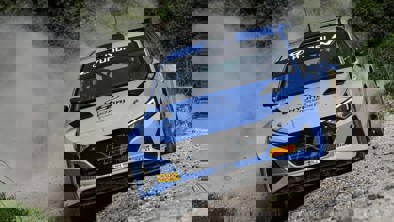 Hyundai motorsport kørende N-model på grusvej  